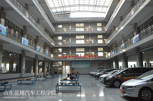 蓝翔汽修学校的实习车间